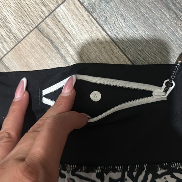 Lululemon Shorts Size 6 - Picture 3 of 4